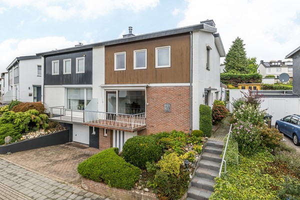 Foto - Te koop: Deels te moderniseren splitlevel drive-in woning (bouwjaar 1963) met 128 m² woonoppervlakte, 3 slaapkamers, tuin en een inpandige garage in Simpelveld